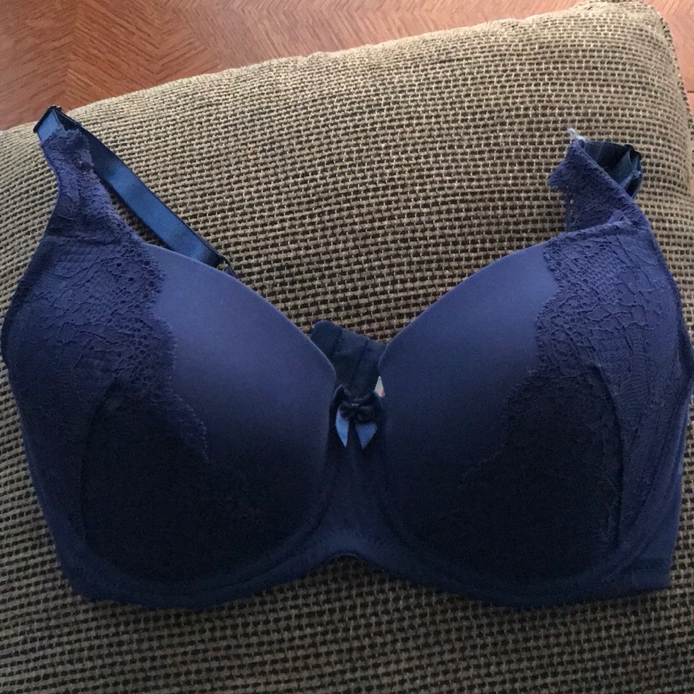Almost new. Navy bra with lace detail (padded)